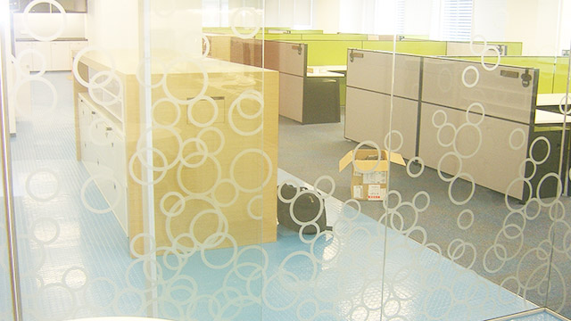 雙瀟玻璃裝飾磨砂膜質(zhì)感細(xì)膩，具有良好的透光清晰性！