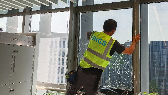 玻璃貼膜過(guò)程中有哪些常見(jiàn)的技巧或注意事項(xiàng)？