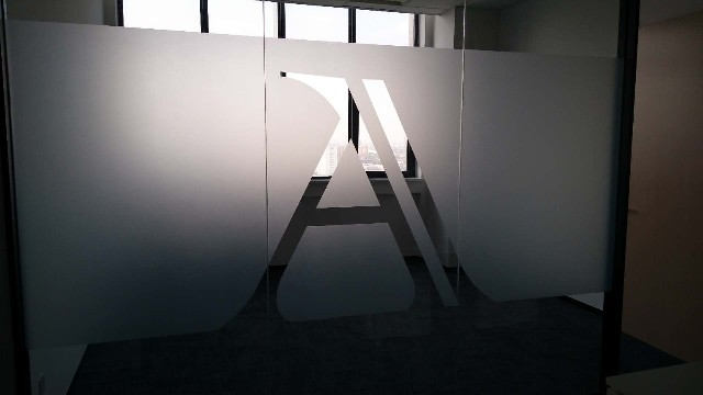 玻璃貼膜起泡的原因及解決辦法有哪些？