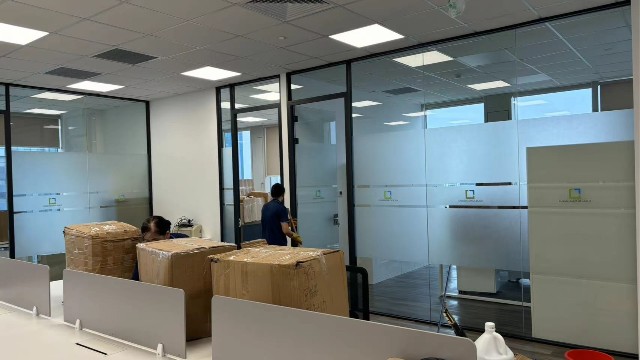 玻璃貼不同材質(zhì)的膜價(jià)格差距大嗎？