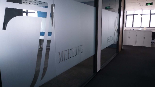 玻璃磨砂膜怎么貼才不起泡？