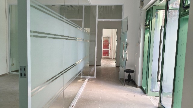 上海辦公室玻璃貼膜選擇那種材質(zhì)的膜更耐用？