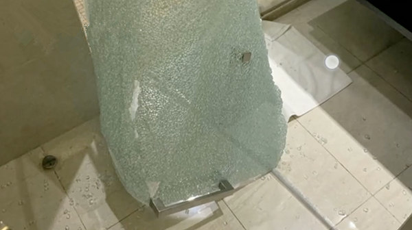 酒店淋浴房玻璃頻頻自爆太危險(xiǎn),貼防爆膜很關(guān)鍵!